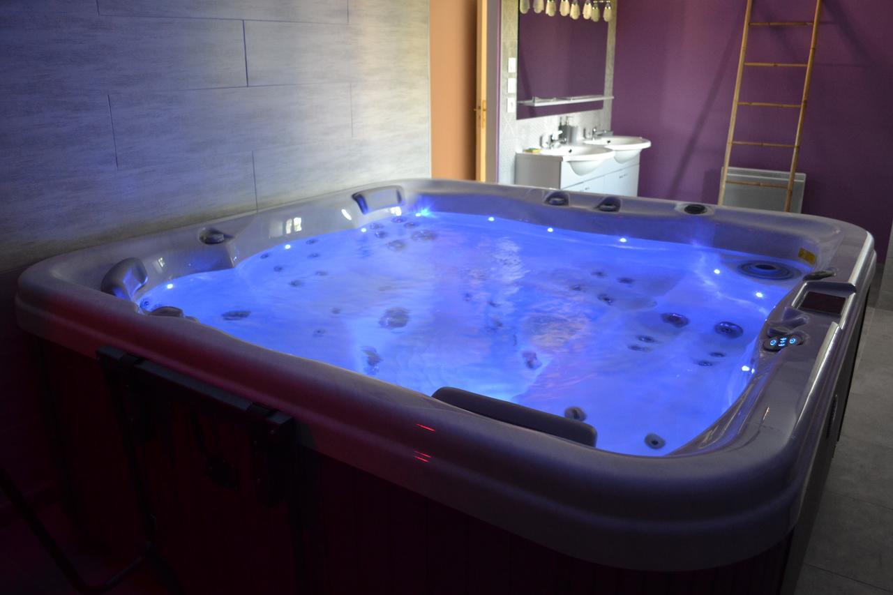 Au Coeur Du Bien-Etre, Chalet Avec Piscine Chauffee Et Couverte, Spa, Sauna, Massages Monteaux Екстер'єр фото
